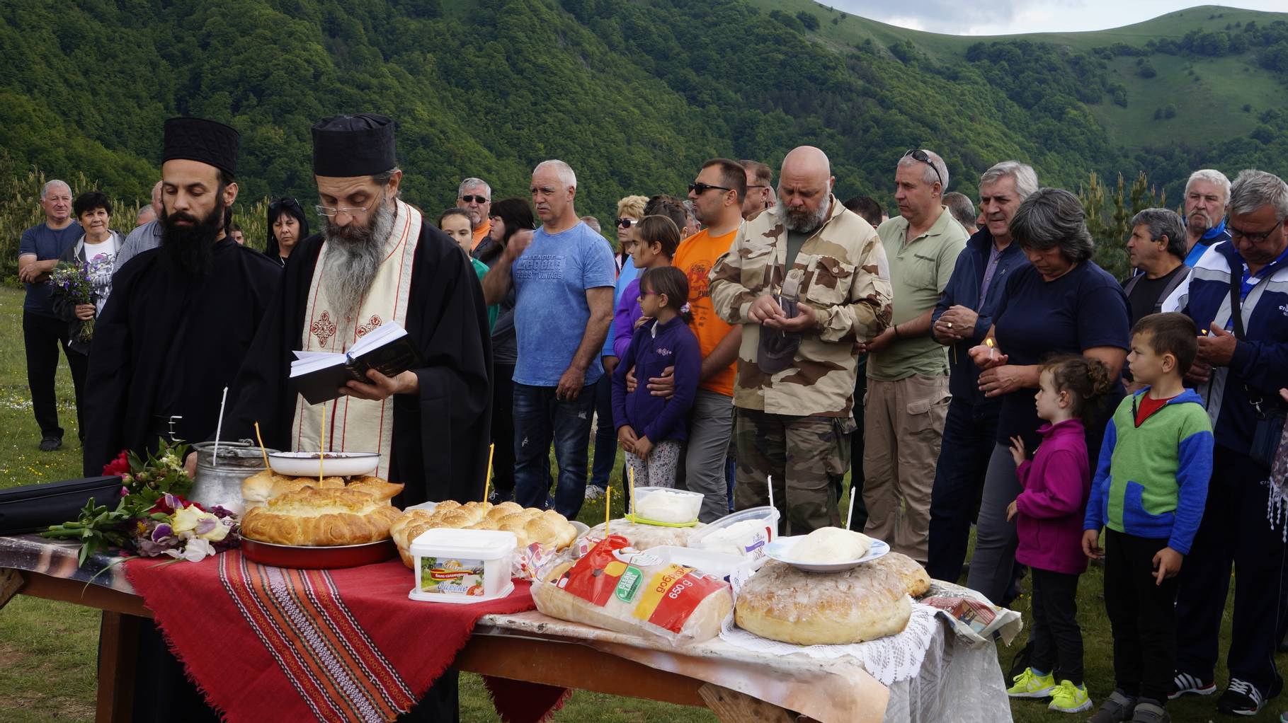 Водосвет за здраве на присъстващите и техните близки и заупокойна молитва в памет на Александър Чендов отслужи архимандрит Севастиан